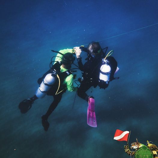 diving buddies underwater